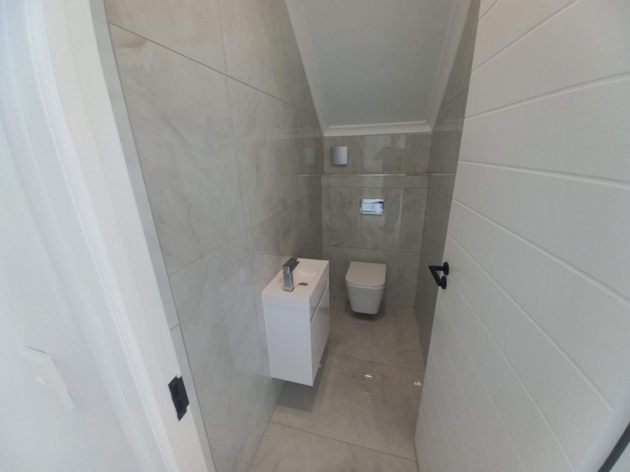 5 Bedroom Property for Sale in Sandown Western Cape